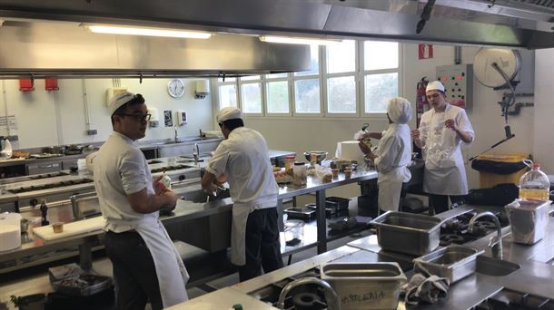 Alumnas elaborando los pintxos. 