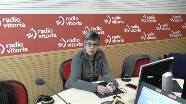 Idoia Romano en los estudios de Radio Vitoria.