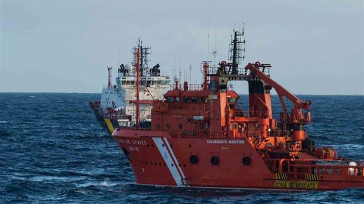 El buque Alonso de Chaves y el barco francés VN Partisan participan en la limpieza.