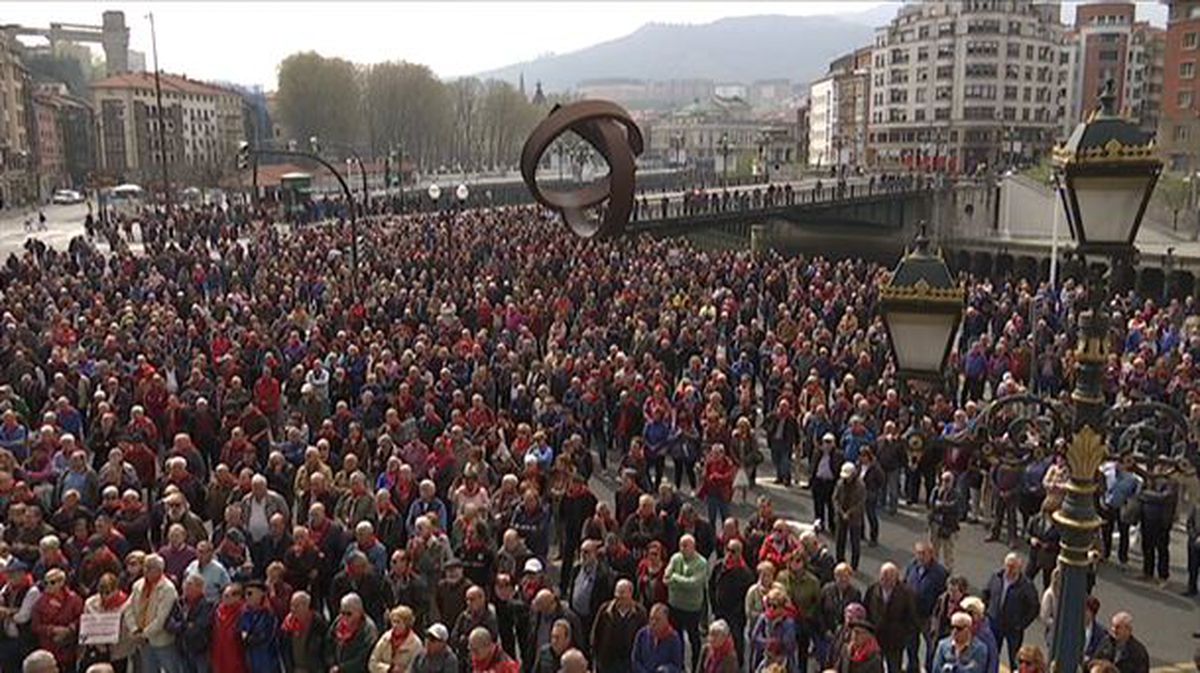Imagen de archivo de una concentración de pensionistas en Bilbao. Foto obtenida de un vídeo de EiTB.