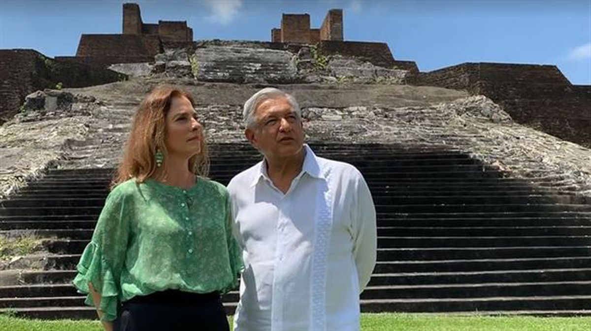 Andrés Manuel López Obrador y su esposa.