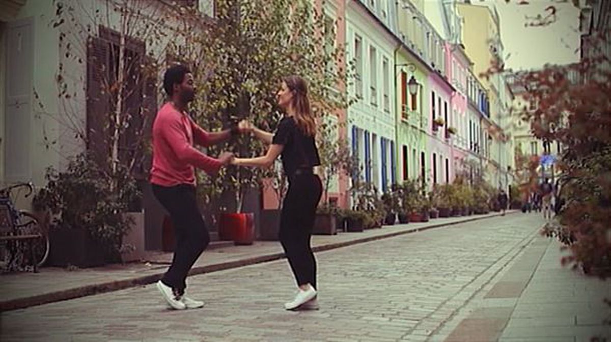 Bailarines de bachata en la Rue Crémieux.