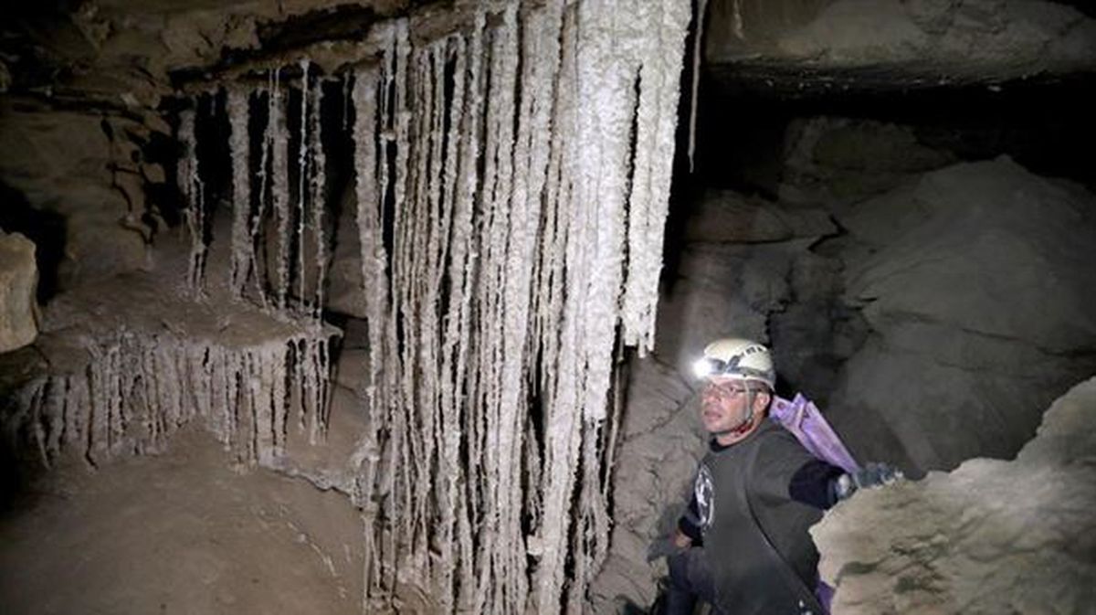 El presidente del Club de Exploradores de Cuevas de Israel, Yoav Negev, explora la cueva