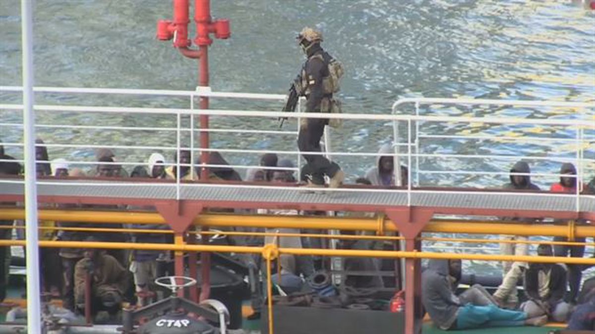 Fuerzas armadas de Malta en el barco.