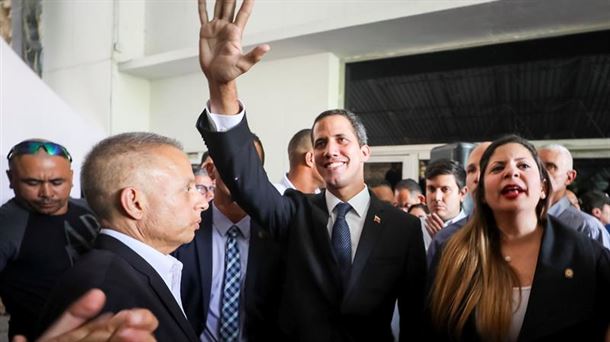 Juan Guaido Venezuelako Parlamentuaren buruzagia Caracasen.