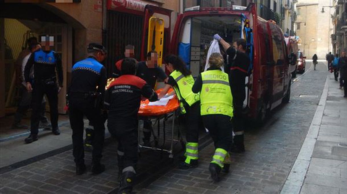 Una ambulancia traslada al trabajador herido en Pamplona/Iruña. Foto: Policía Municipal de Pamplona