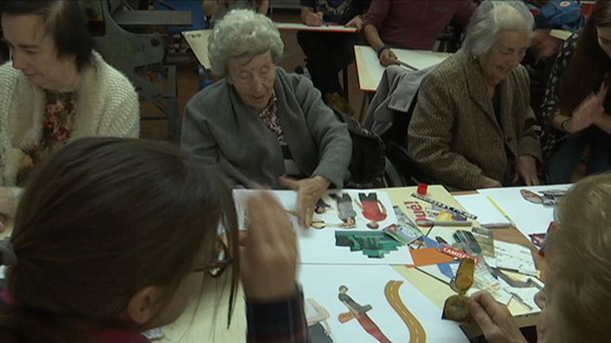 Estudiantes de Bellas Artes con personas mayores