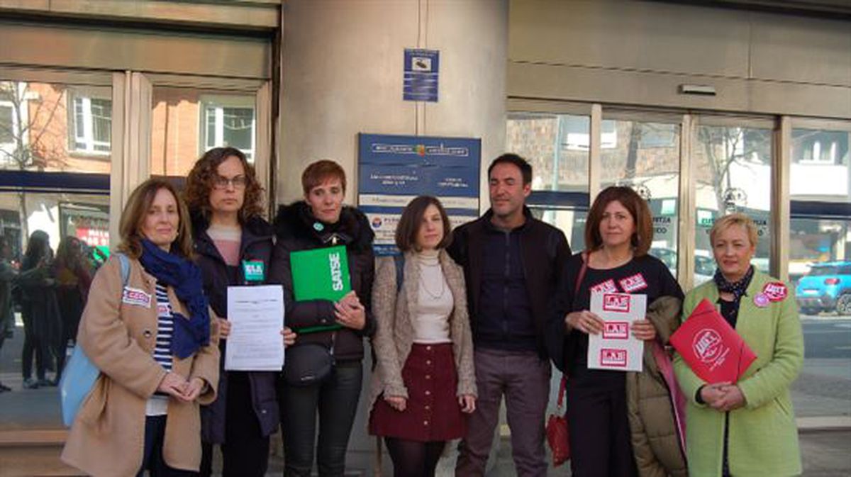 Representantes sindicales del sector ante la sede del Gobierno Vasco en Bilbao.