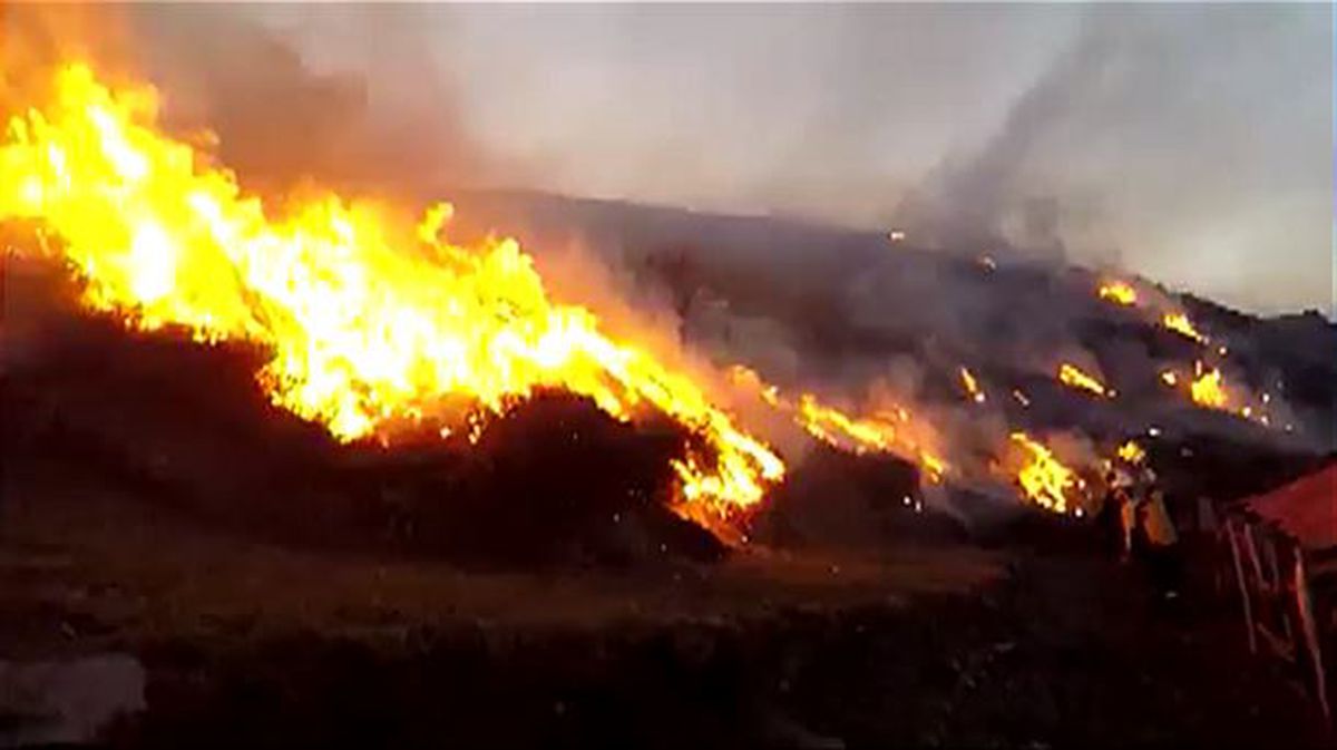 Grandes llamaradas en el incendio del parque de Oronoz