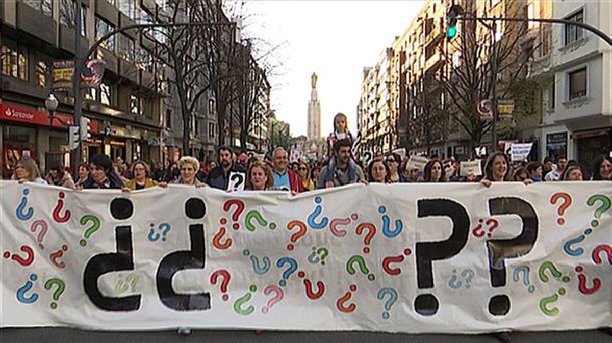 Pancarta de la manifestación de los alumnos y padres de la concertada, en Bilbao
