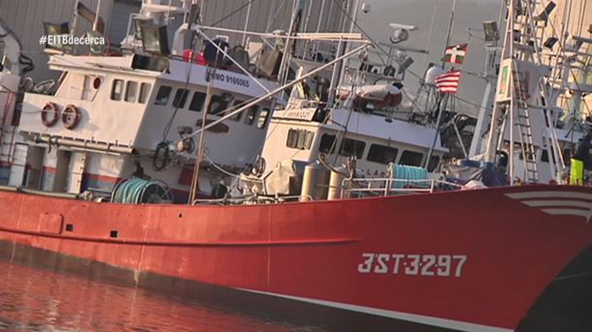 Imagen de un barco de pesca vasco