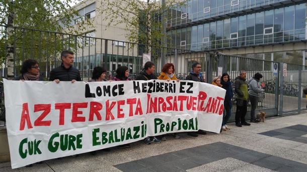 Concentración en la puerta del Instituto Mendebaldea.