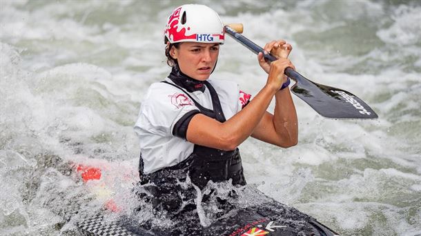 Klara Olazabal en acción, peleando sobre aguas bravas