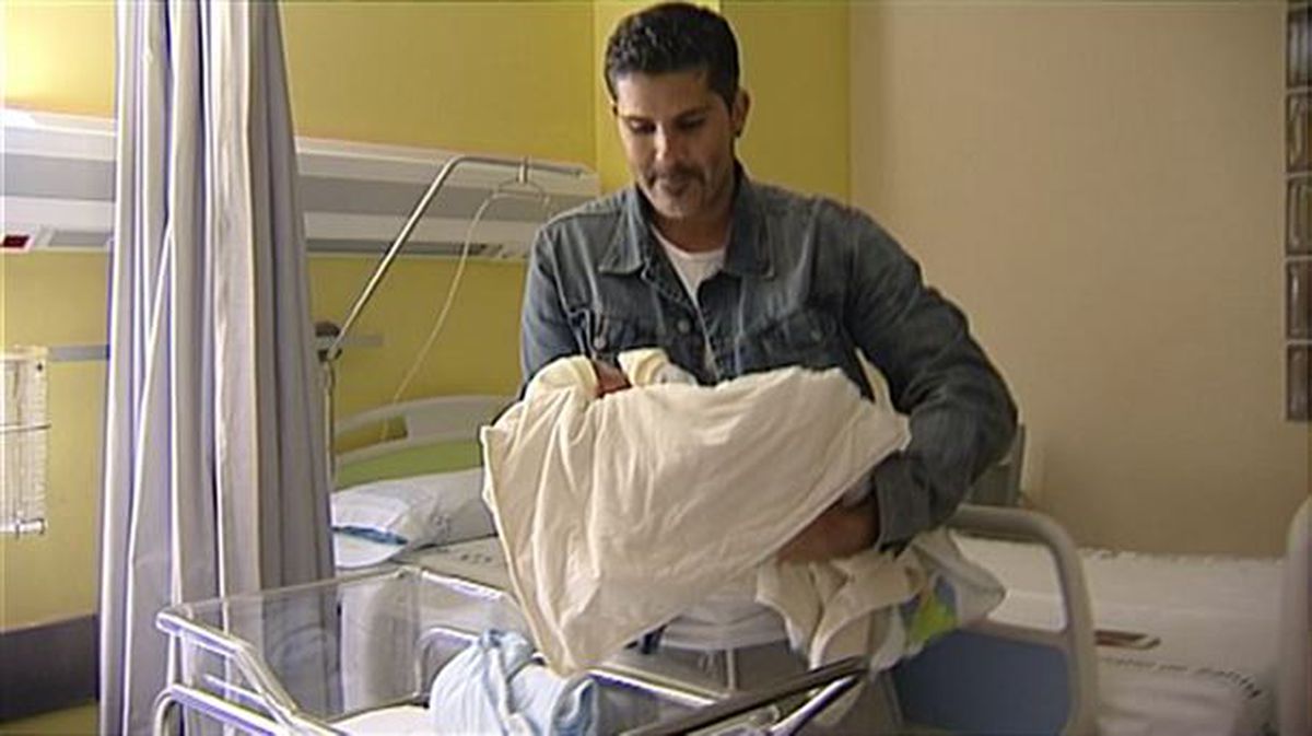 Un hombre con su hijo recién nacido