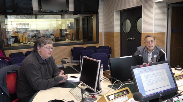 Iñaki Beraza y Pablo Isasi en los estudios de Radio Vitoria.