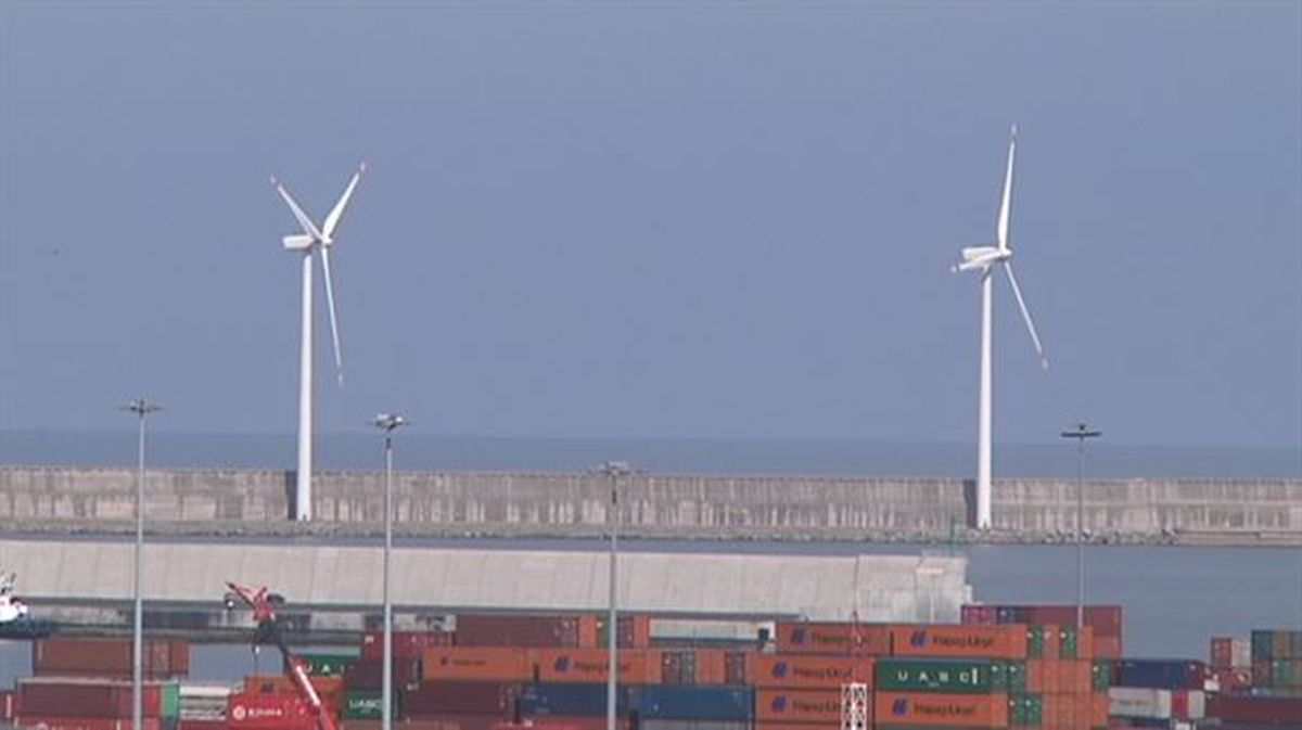 Aerogeneradores en el puerto de Bilbao