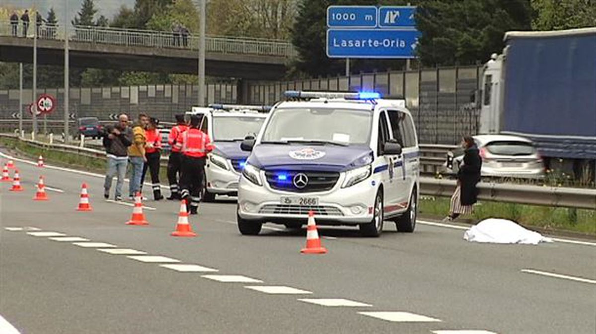 Fallece un motorista al chocar contra una furgoneta en Lasarte.