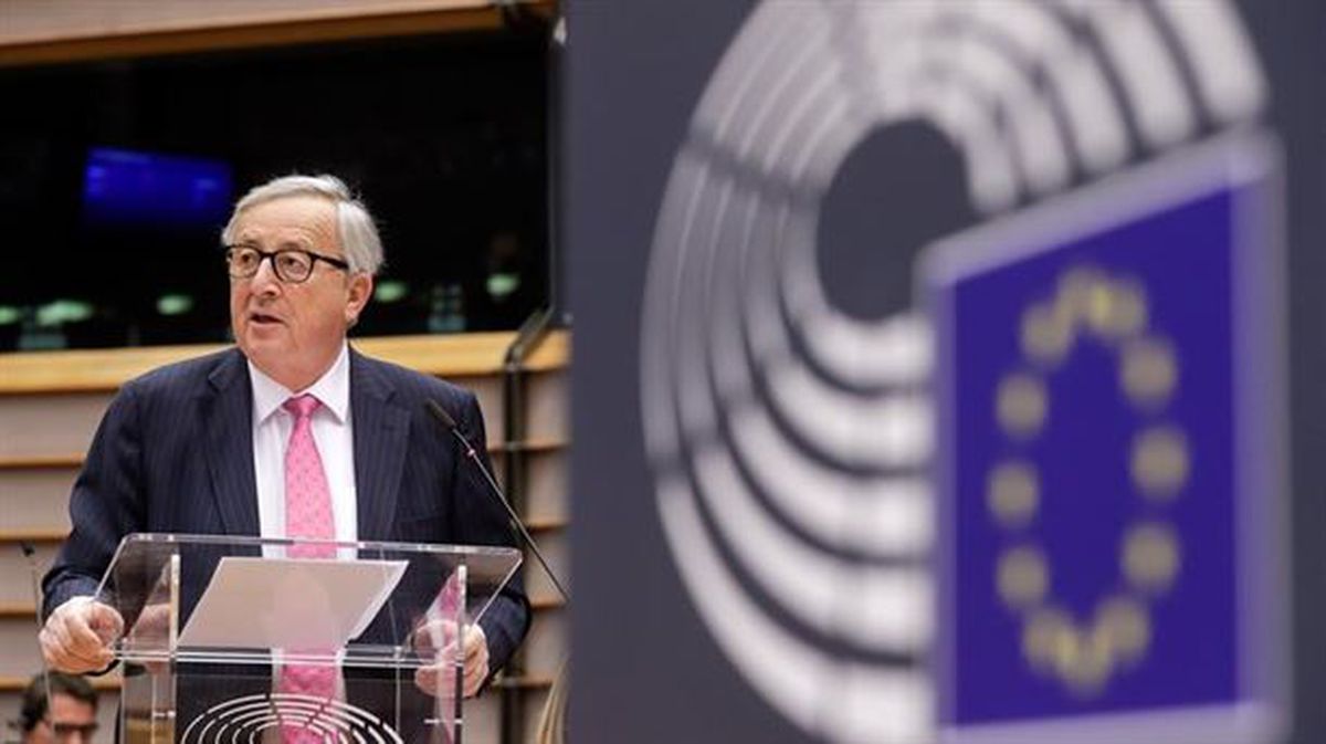 Jean-Claude Juncker Europako Batzordeko presidentea Europako Parlamentuan. 