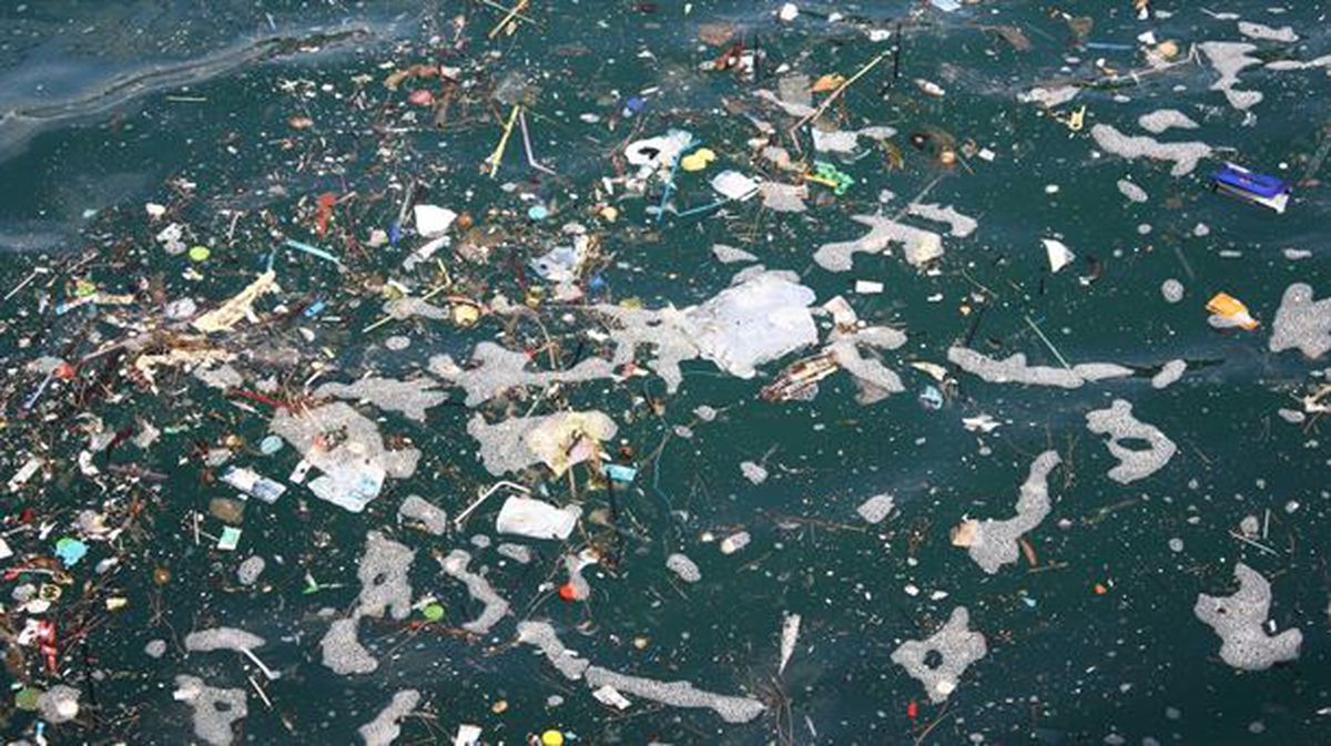 Suciedad en el mar, plásticos flotando. Foto: EiTB.