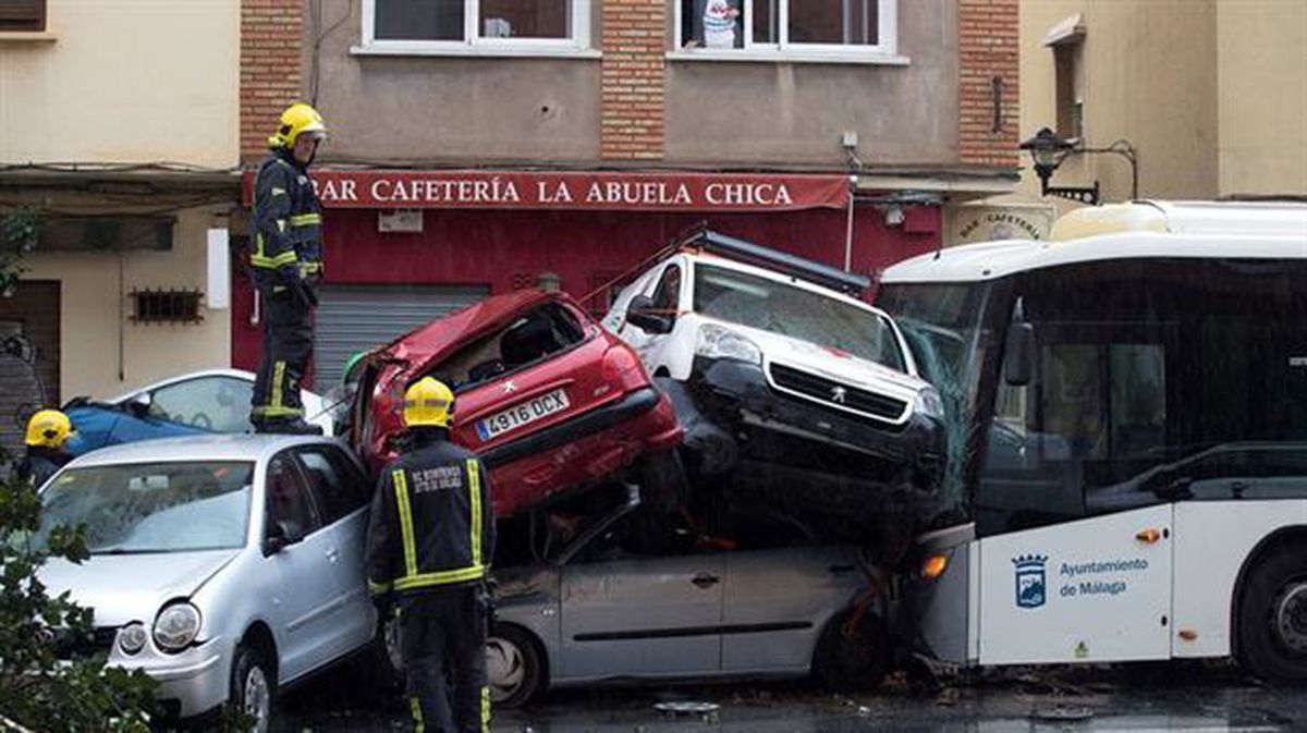 El autobús ha arrollado a una decena de coches 