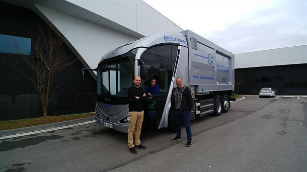 Hector Olabegogeaskoetxea, Mikel Astigarraga eta Aitor Urkola. Irizar E-Mobiity kamioi elektrikoa.  