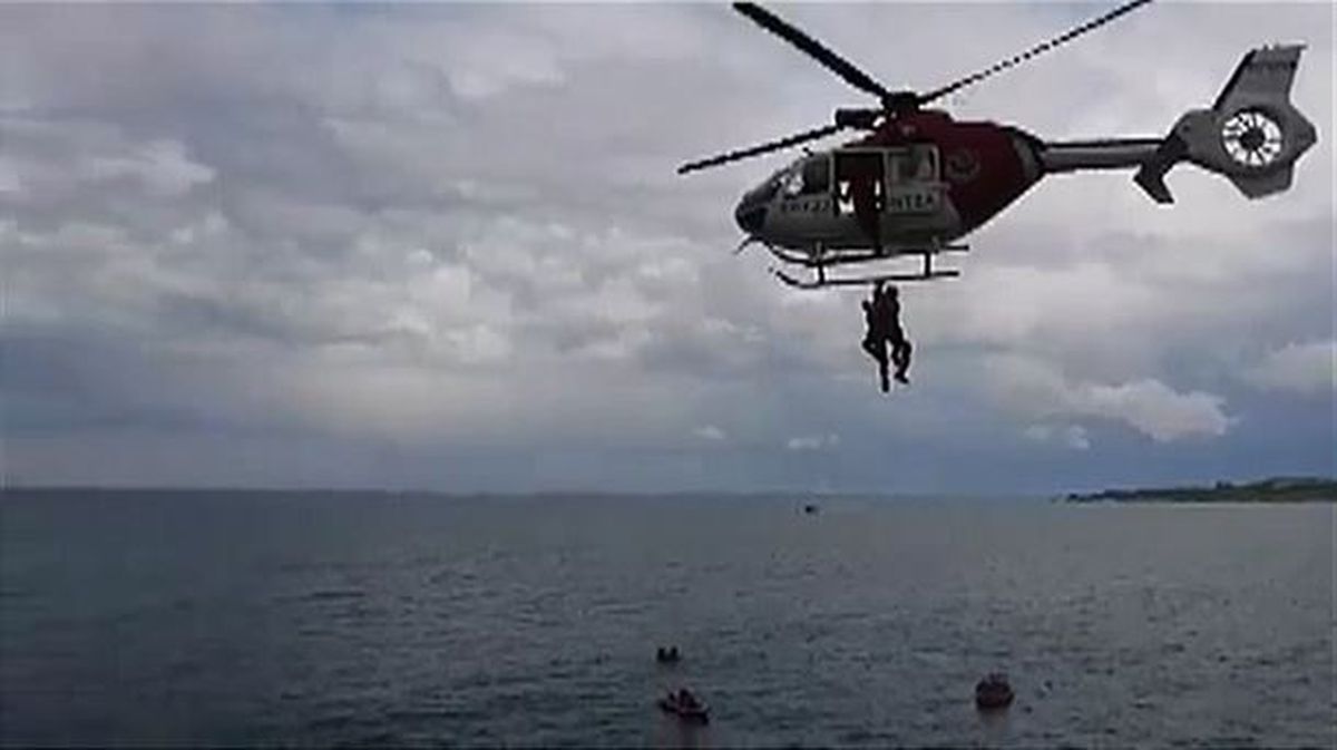 Un helicóptero de la Ertzaintza realiza un rescate.