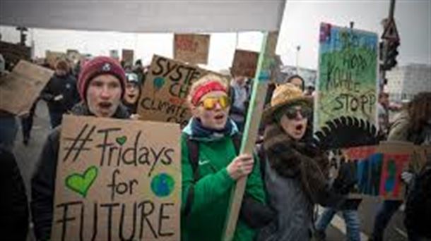 Jóvenes ecologistas se manifiestan en la huelga estudiantil "Fridays for Future". Foto: EiTB