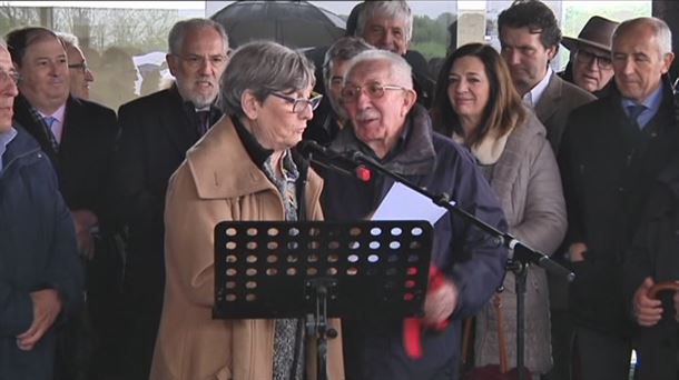 Personas que estuvieron en el campo de Gurs, en el homenaje recibido