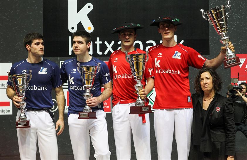 Zabaleta, Irribarria, Elezkano II.a eta Rezusta, garaikurrekin. Argazkia: EFE 