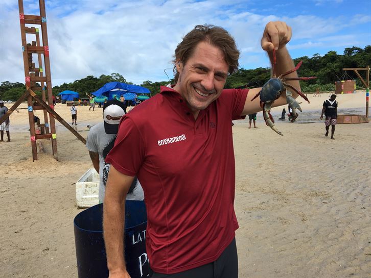 Julian, sujetando un cangrejo