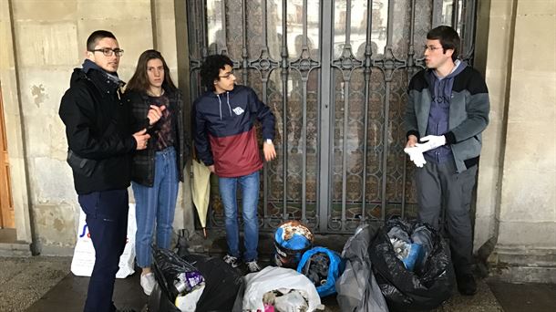 La basura del Bosque de Armentia en las puertas del Ayuntamiento.