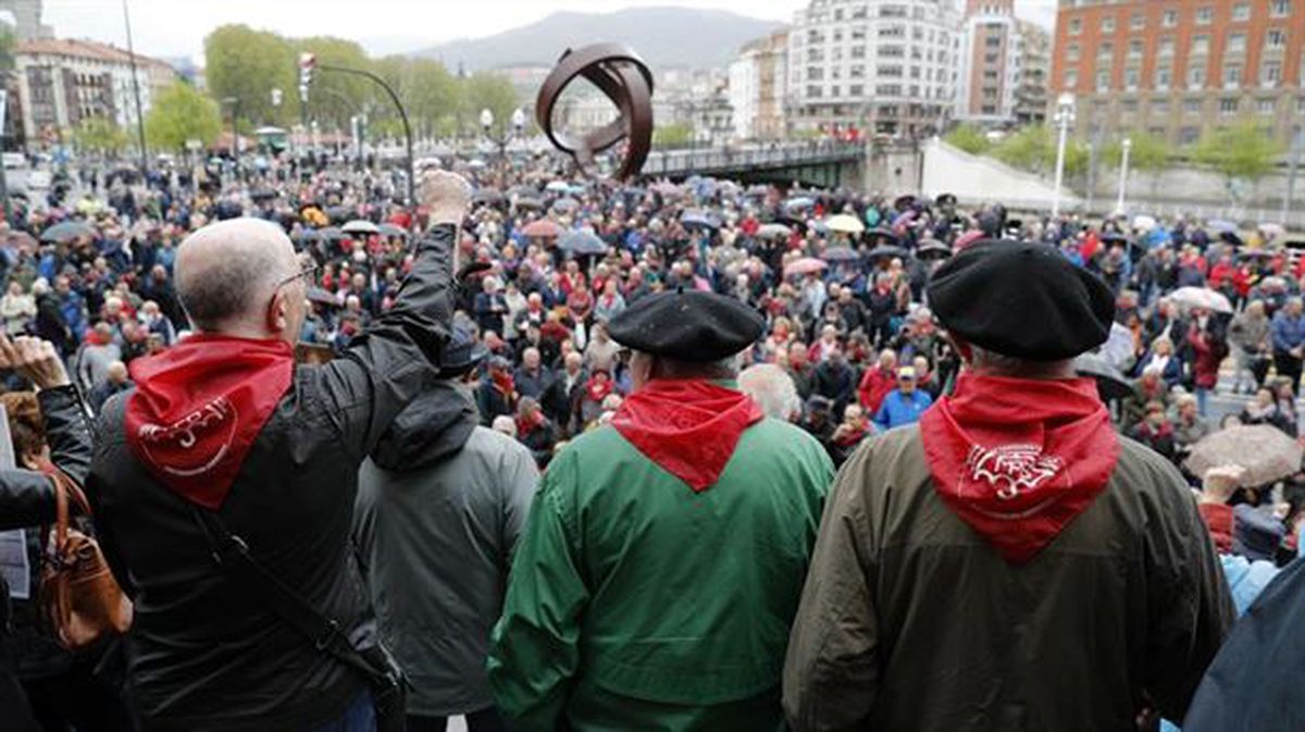Pensionistas vizcaínos durante la movilización este lunes ante el Ayuntamiento de Bilbao
