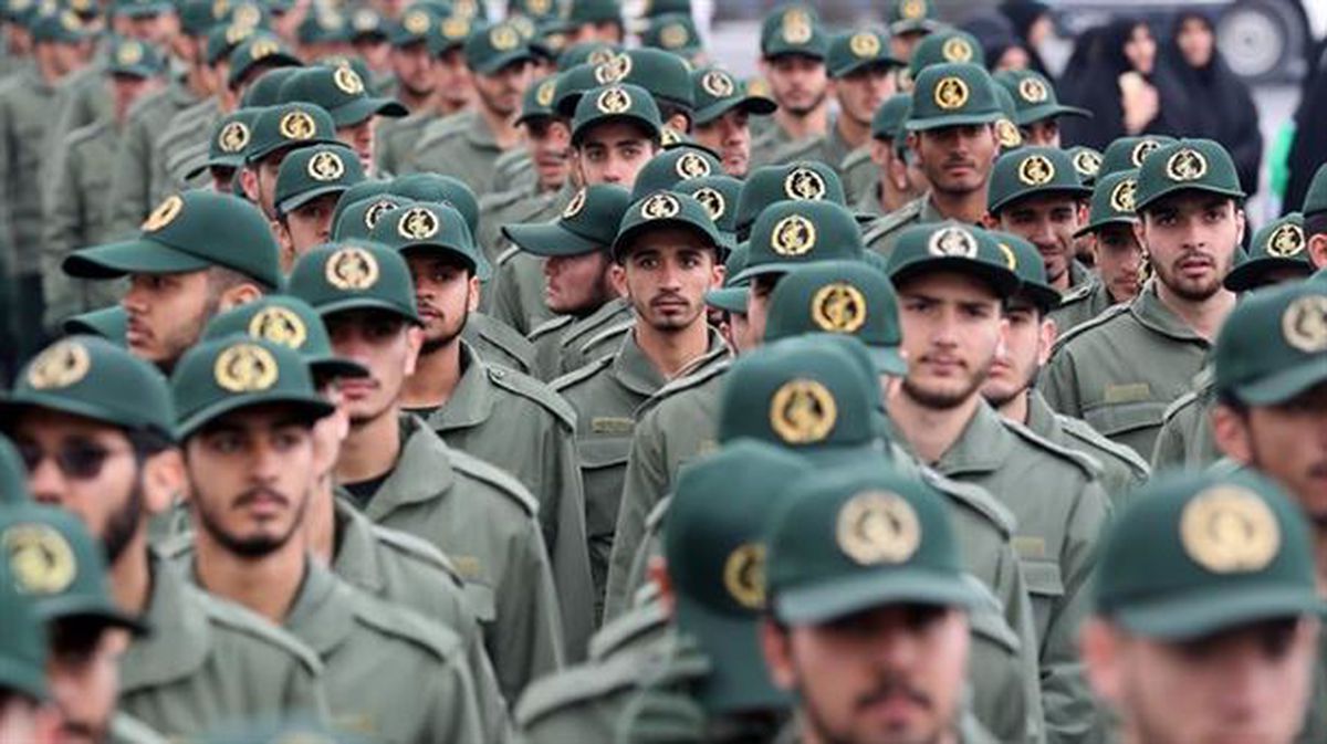 Decenas de efectivos de la Guardia Revolucionaria iraní en la plaza Azadi de Teherán.