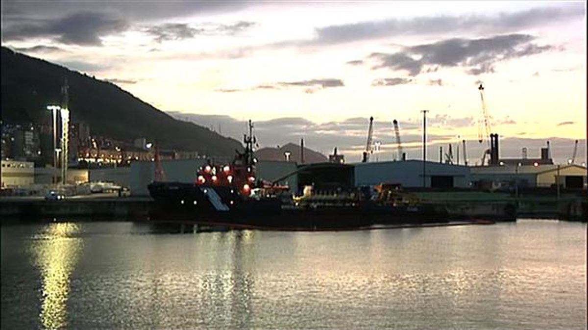 El remolcador Ría de Vigo descargando chapapote en el Puerto de Bilbao