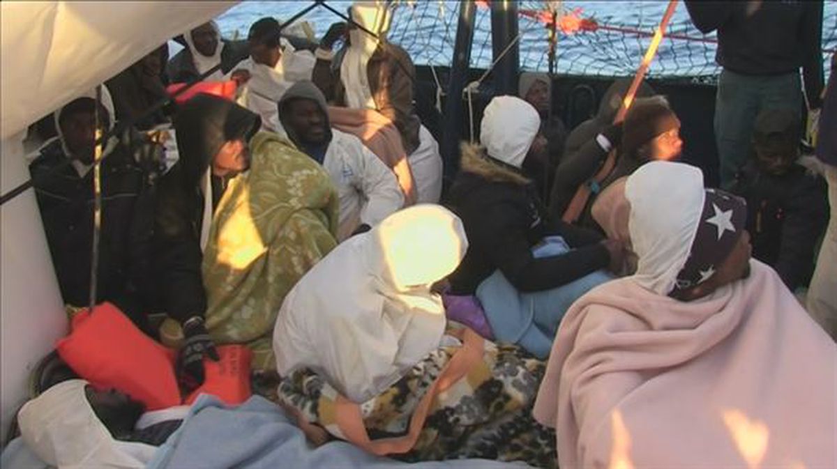 Migrantes a bordo del 'Alan Kurdi'