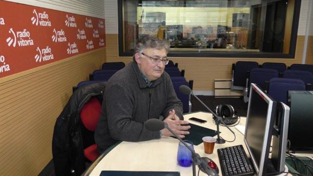 Iñaki Beraza en el estudio de Radio Vitoria.