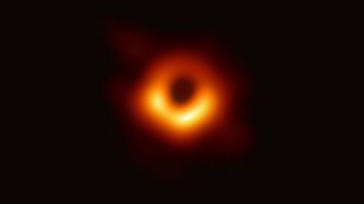 Primera imagen de un agujero negro. Fuente: Telescopio del Horizonte de Sucesos (EHT)