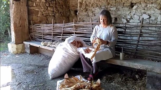 Lola Altolagirre rodeada de hojas de maíz en pleno proceso creativo