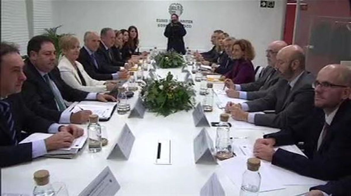 Reunión de la comisión mixta de transferencias. Imagen obtenida de un vídeo de EiTB.