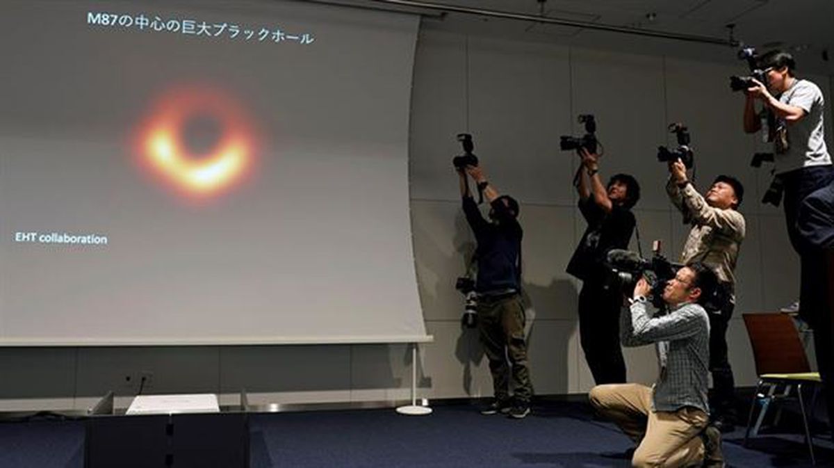 Argazkilariak eta kamerak, zulo beltz baten lehen irudiari so, Tokion (Japonia).