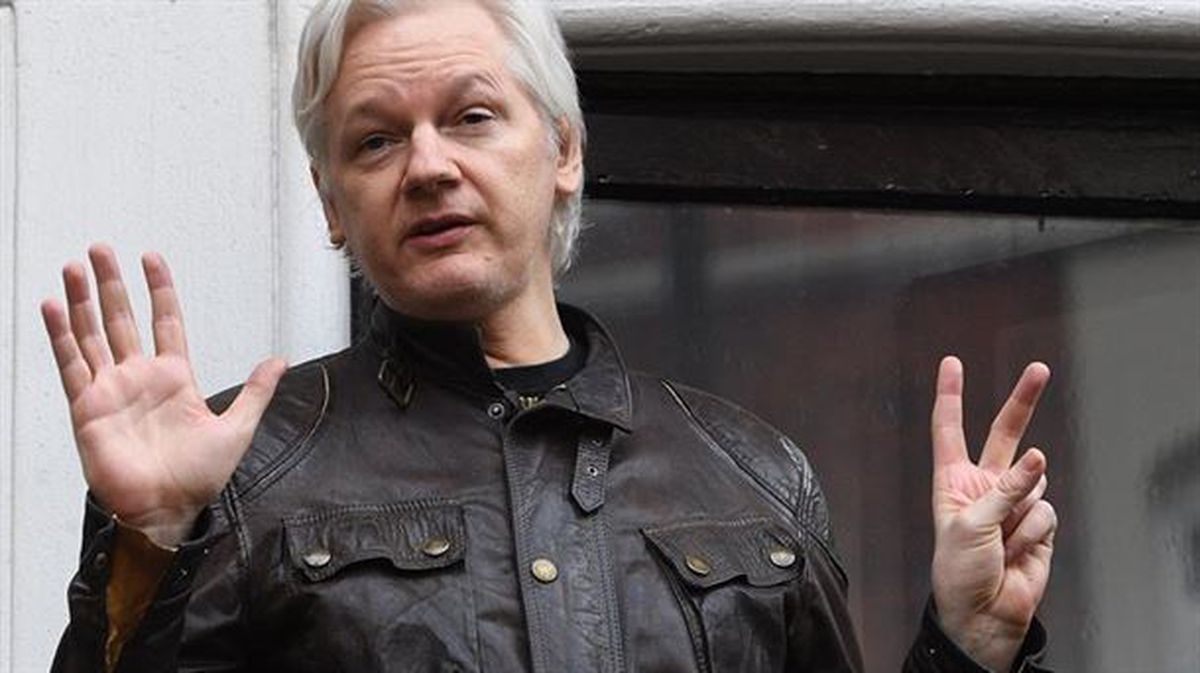 Julian Assange Ekuadorrek Londresen duen enbaxadan.