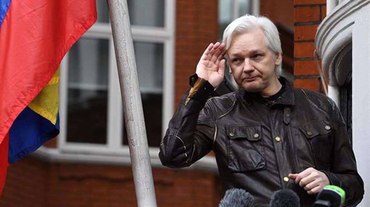 Julian Assange WikiLeaks atariko sortzailea.