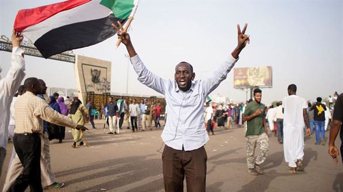 Concentración a las puertas del cuartel general del Ejército sudanés en Jartum (Sudán).