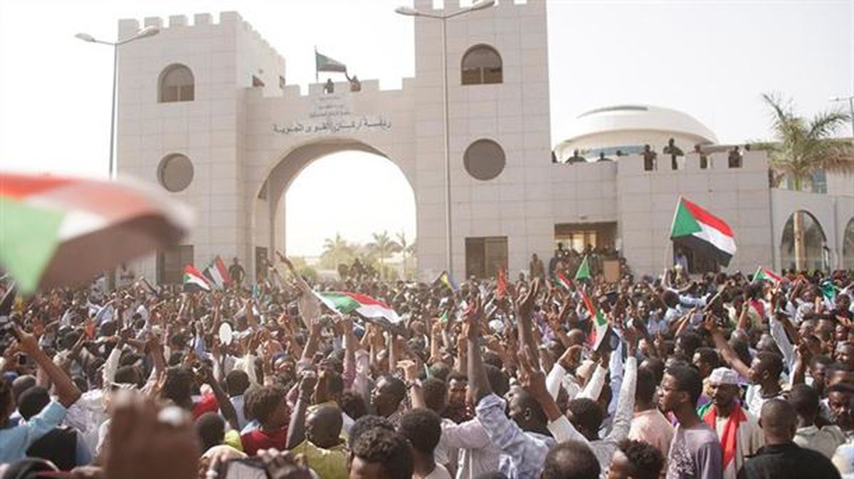 Elkarretaratzea Khartumgo (Sudan) gune militar nagusiaren aurrean.