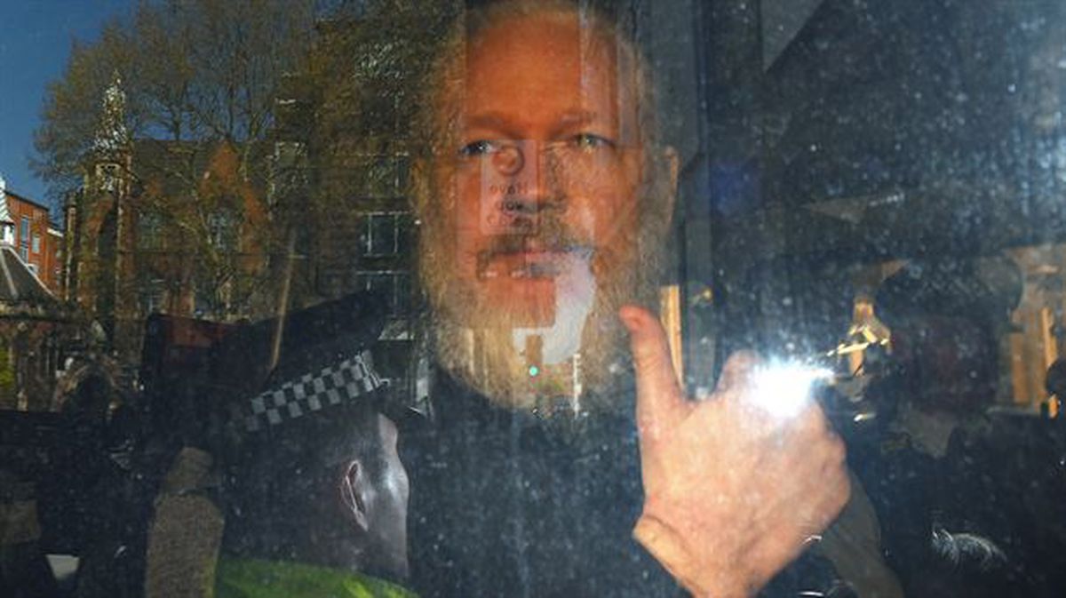 Julian Assange, Wikileakseko sortzailea, atxilotuta eraman dutenean.