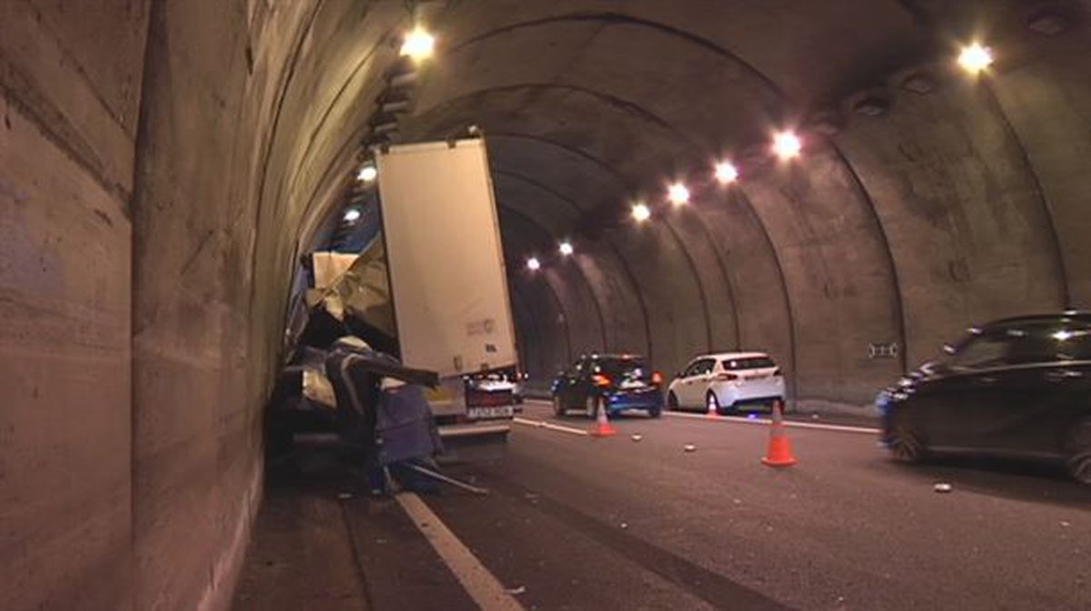 Camión accidentado dentro del túnel de Aiurdin