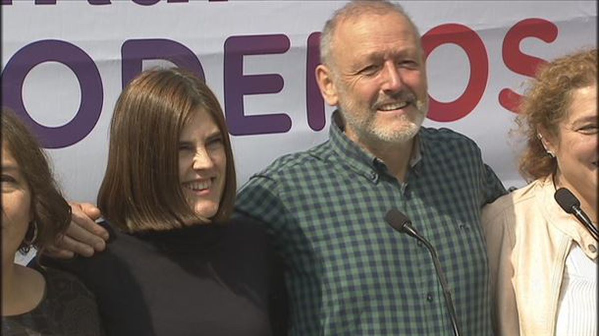 Los candidatos Roberto Uriarte y Miren Gorrotxategi, sonrientes en un acto de campaña en Barakaldo