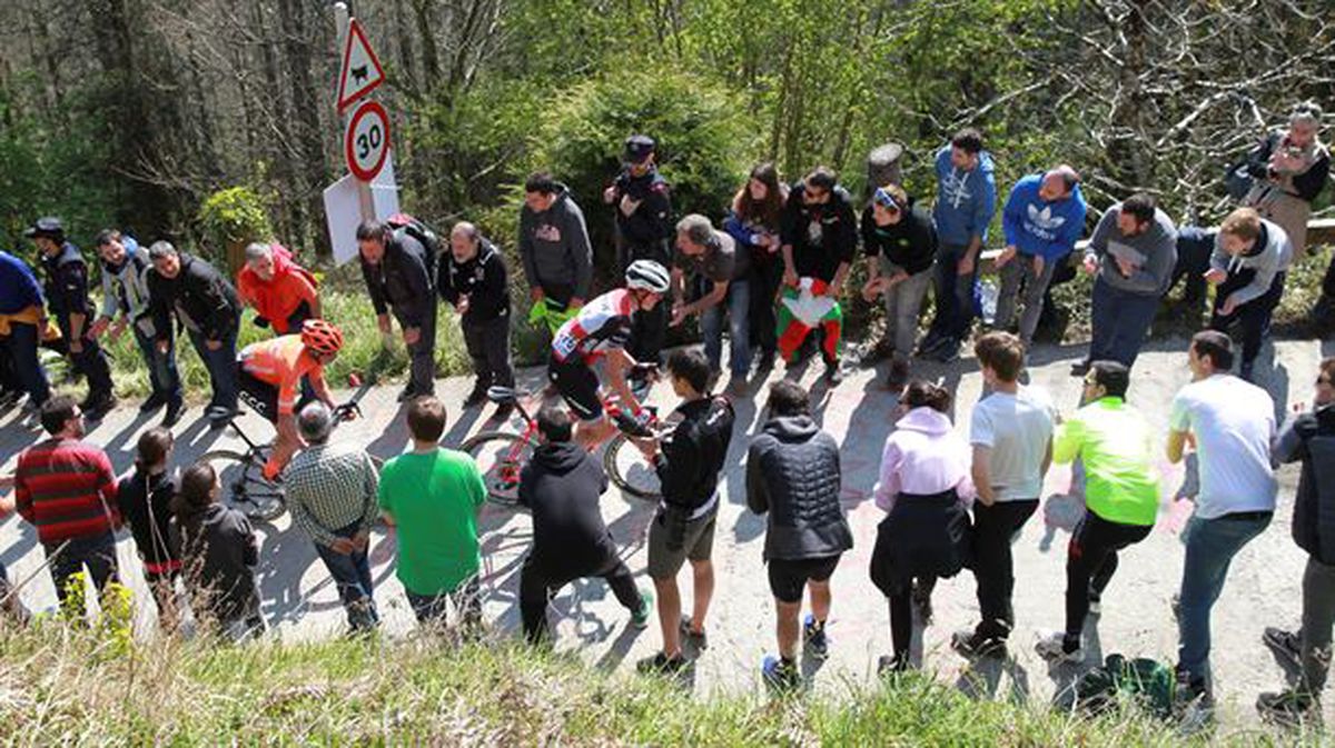 Aficionados en una etapa de la Vuelta al País Vasco de 2019.