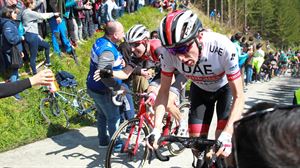 Ciclistas ascendiendo Izua