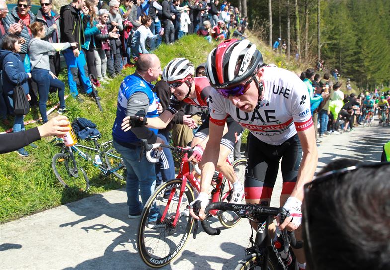 Ciclistas ascendiendo Izua